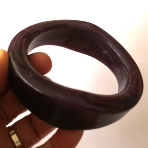 Armreif - knalliger asymmetrischer marmorierter violetter Kunststoff Armreif Retro Design