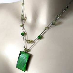 Necklace -  very pretty faceted green glass pendant necklace
