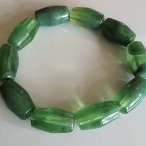 Pulsera - pulsera de cuentas de plástico alargadas de plástico verde jaspeado