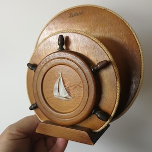 Porta lettere vintage in legno con timone di nave
