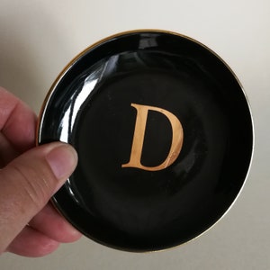 Prato de porcelana preta com letras iniciais do alfabeto antigo - letras disponíveis R D T B G, ótimo presente pequeno para Natal ou aniversário
