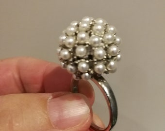 Ring - gorgeous gold tone chunky funky ring small size with set pearls