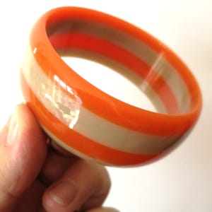 65 mm Durchmesser Armreif - Orange und Beige gestreifter Kunststoff Armreif