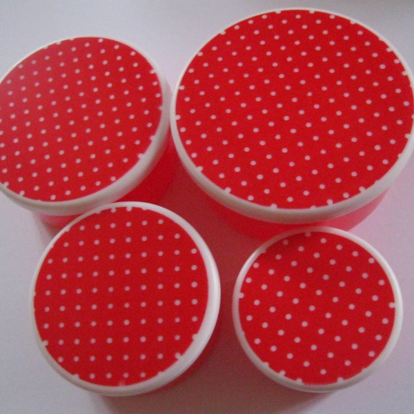 Bescheidene Vintage rot-weiße Tupfen, die schachtelbare Plastikbehälter x 4 stapeln