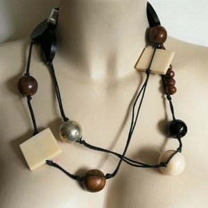 Ketting - interessante zwarte crèmekleurige plastic houten kralen lange ketting