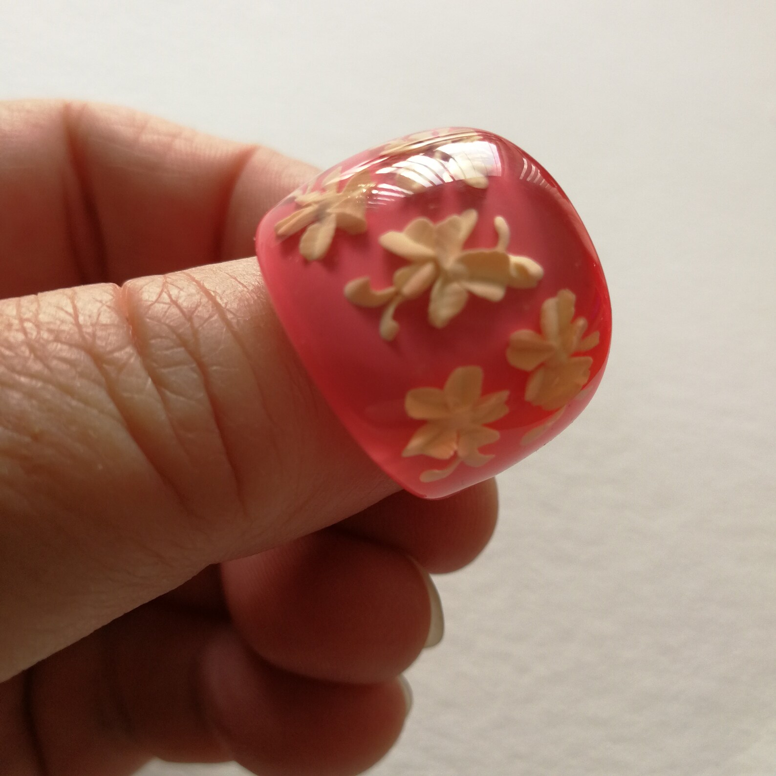Anillo hermosa crema rosa tallada lucite anillo de plástico US Etsy