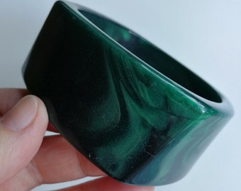 Bangle - Funky dark emerald pearly marbled green plastic bangle retro design geometric square 65mm between flat sides 71mm across diagonal