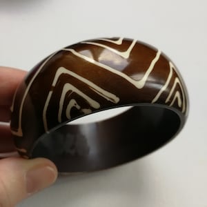 Bangle - chunky plastic vintage brown and cream plastic bangle