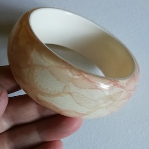 Armreif - Cremefarbener grobstrick Kunststoff Armreif mit rosa Spitzeneinschluss