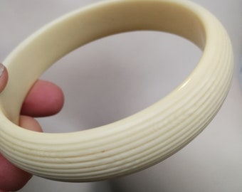 Bangle - perfect cream textured bangle retro design