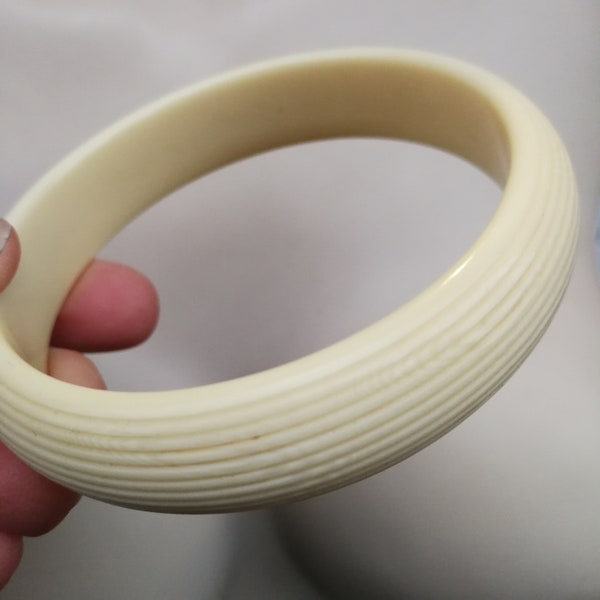 Bangle - perfect cream textured bangle retro design