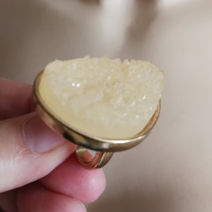 Ring - Gorgeous vintage retro chunky cream resin plastic funky ring