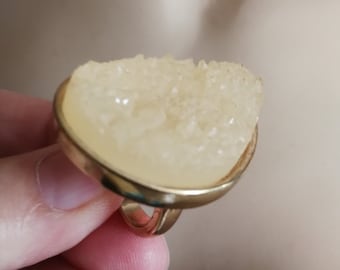 Vintage Chunky Cream Resin Ring: Funky Retro Statement Jewelry