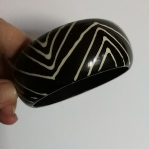 Bangle - chunky plastic vintage brown and cream plastic bangle