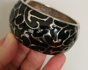 Bangle - Very attractive high quality oval hinged metal framed enamel bangle black and silver pattern