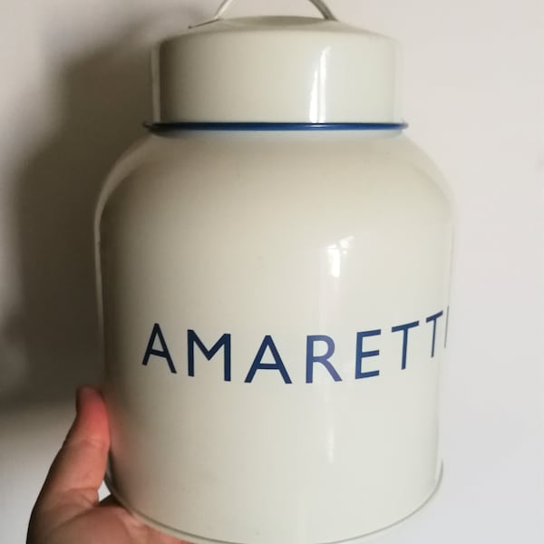 Kitchenalia - grote gebroken witte en blauwe Amaretti koekjeskoekje in vintage stijl geschilderde blikken voorraadpot met deksel