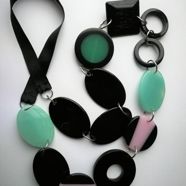 Collier - Collier funky de perles en plastique bleu turquoise, vert et noir et lilas plat ovale et disque rond anneaux en argent