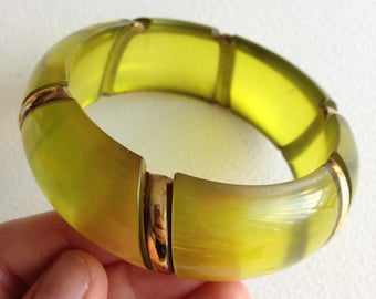 Bangle - yellow green lucite plastic bangle retro design apple juice