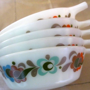 Vintage JAJ Pyrex Carnaby bowl