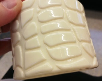 Bangle - striking chunky plastic bangle retro cream with moulded pattern