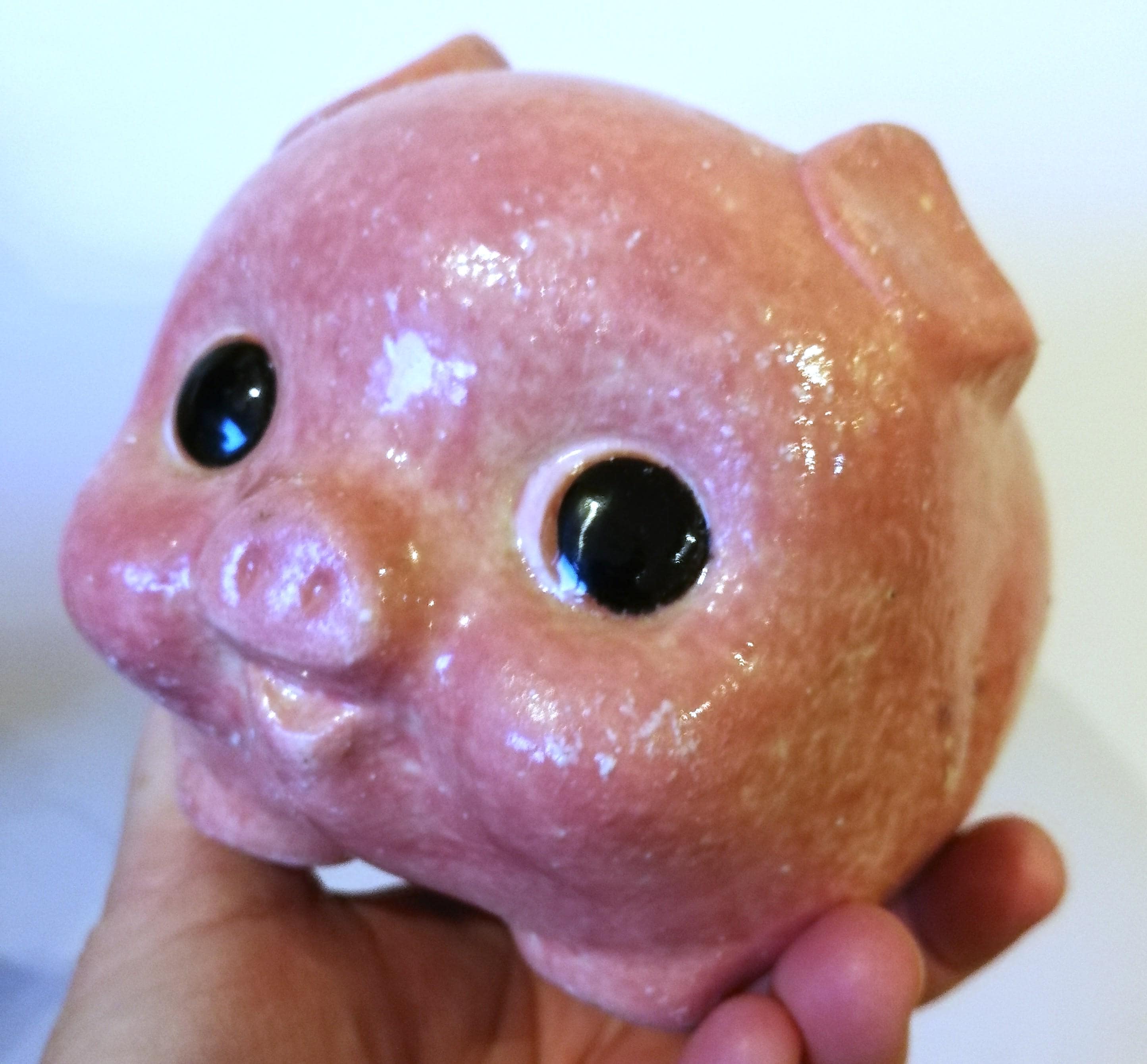 ヴィンテージのピンクの陶器の貯金箱。かわいい顔。ストッパー付き