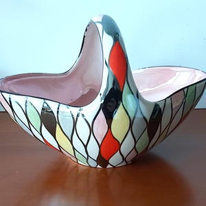 Vintage Maling Pottery mandkom uit de jaren 1950 met glanzend Harlequin-patroon, handgetekend rozenmotief 6605, vorm 5971, Brits Art Deco-keramiek uit het midden van de 20e eeuw.