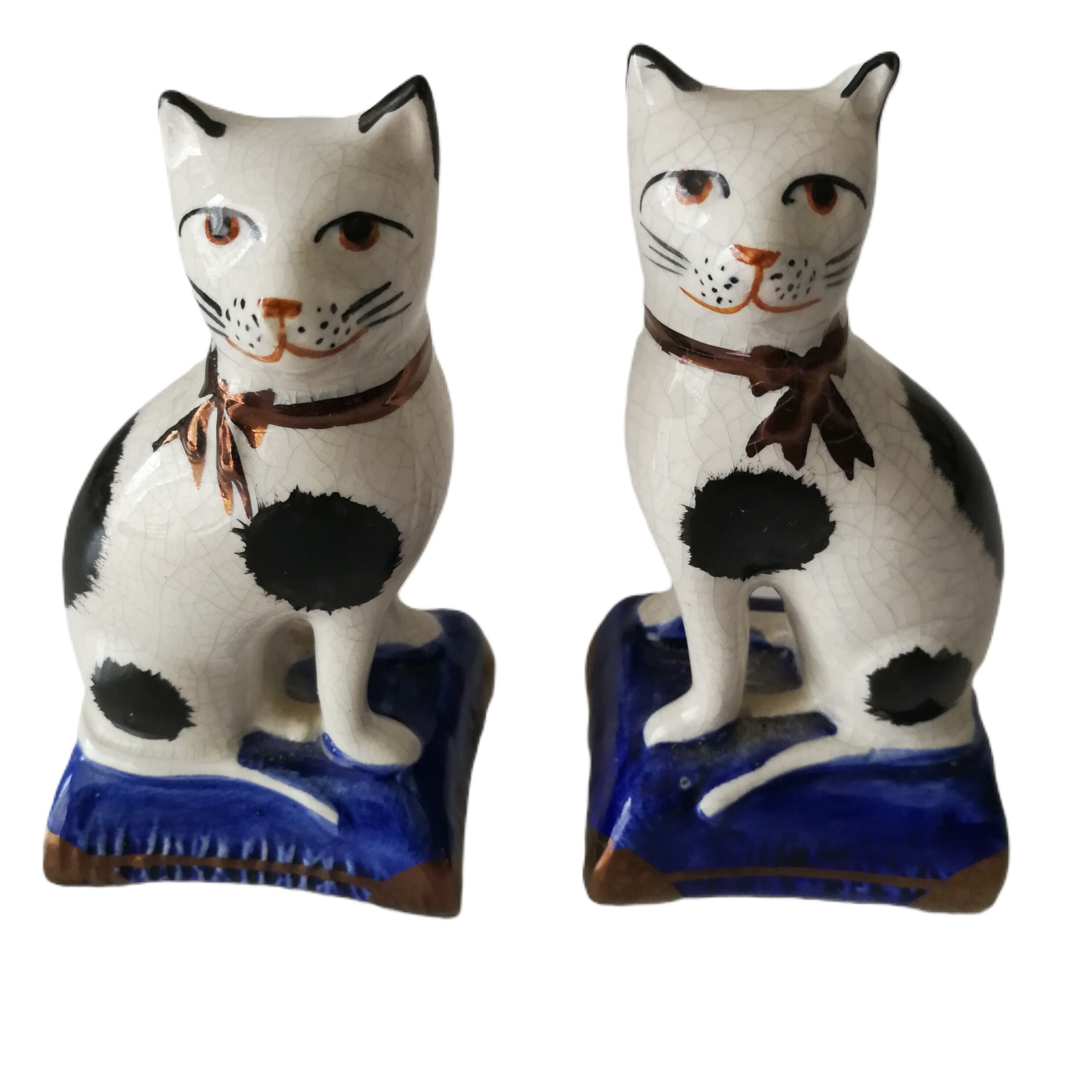 アンティーク雑貨 ANTIQUE STAFFORDSHIRE POTTERY SEATED CAT ANTIQUE STAFFORDSHIRE POTTERY SEATED CAT ON PILLOW FIGURE FIGURINE