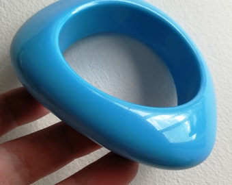 Armband: zeer dikke blauwgekleurde plastic armband met asymmetrisch retro-ontwerp