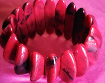 Bracelet - A funky chunky elasticated red and black marbled plastic bracelet retro design high quality