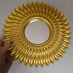 Ronde spiegel met goudkleurig sunburst-ontwerp