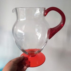 Vintage handblåst glaskanna: Rubinrött handtag, piedestalbas, konstglas från mitten av århundradet