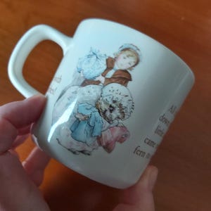 以下が含まれることがあります： 手作りの木製サインで、遊び心のあるフォントで「Welcome」と書かれています。サインは白く塗装され、使い古したような仕上がりで、小さな装飾的なハートが付いています。屋内または屋外での使用に適しています。