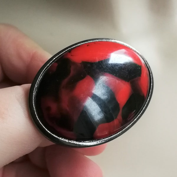 Ring - large oval red and black plastic stone chunky funky statement ring smallish size 16mm