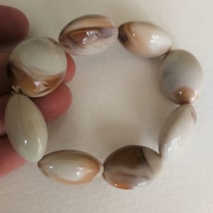 Bracelet  - marbled cream plastic beads elasticated bracelet