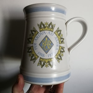 Taza vintage del Jubileo de la RAF de cerámica Denby de los años 70