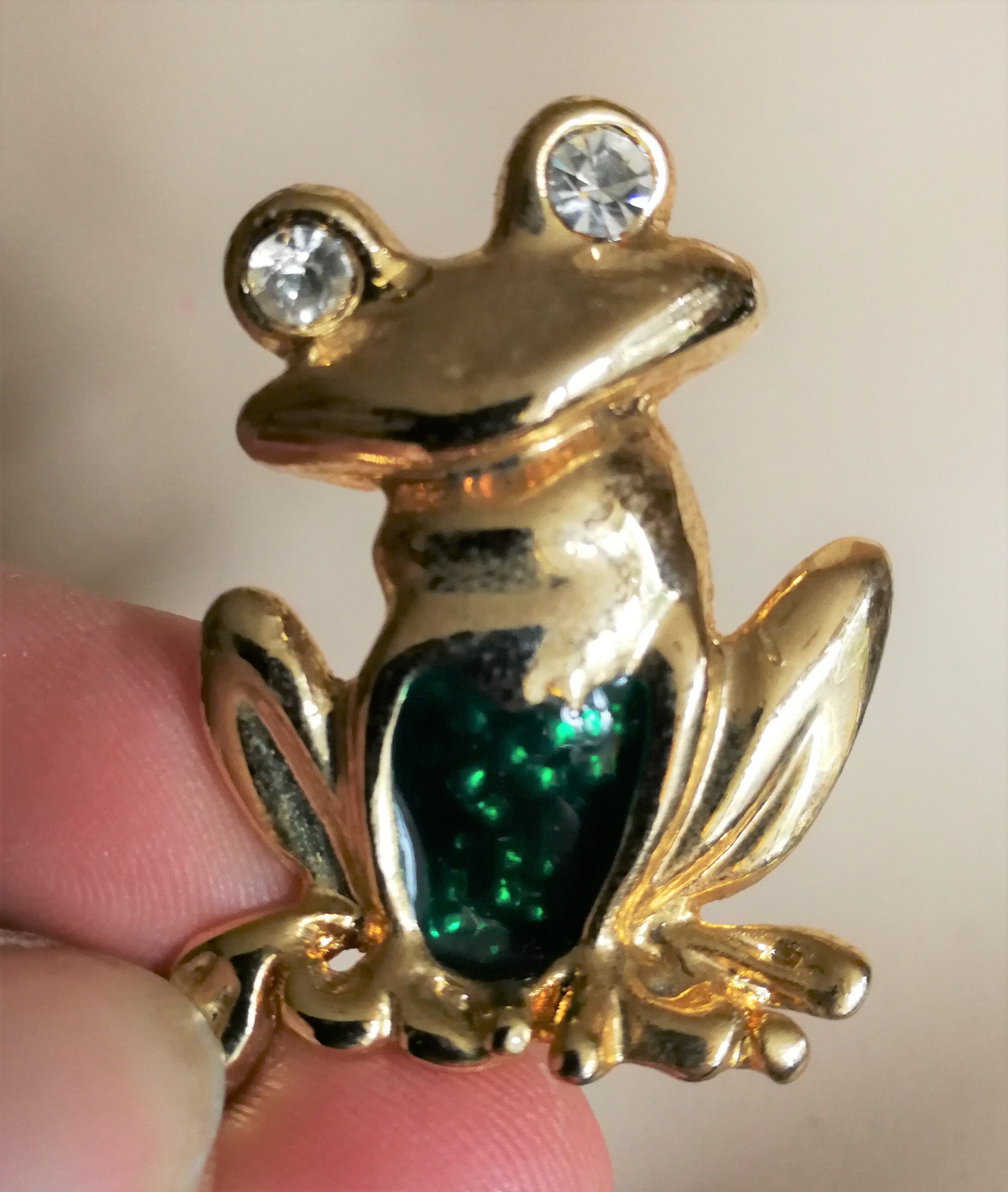 Broche Grenouille En Alliage Doré Avec Yeux En Cristal Rouge - Bijou Fantaisie Occasion Comme Neuf