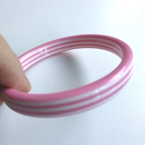 SUPER SALE 65 mm Armreif - Pink und Weiß Candy Striped Kunststoff-Armreif