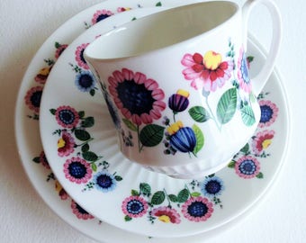 Pretty floral Retro Vintage Elizabethan English fine bone china Cup & Saucer and tea plate Trio Set Duchess
