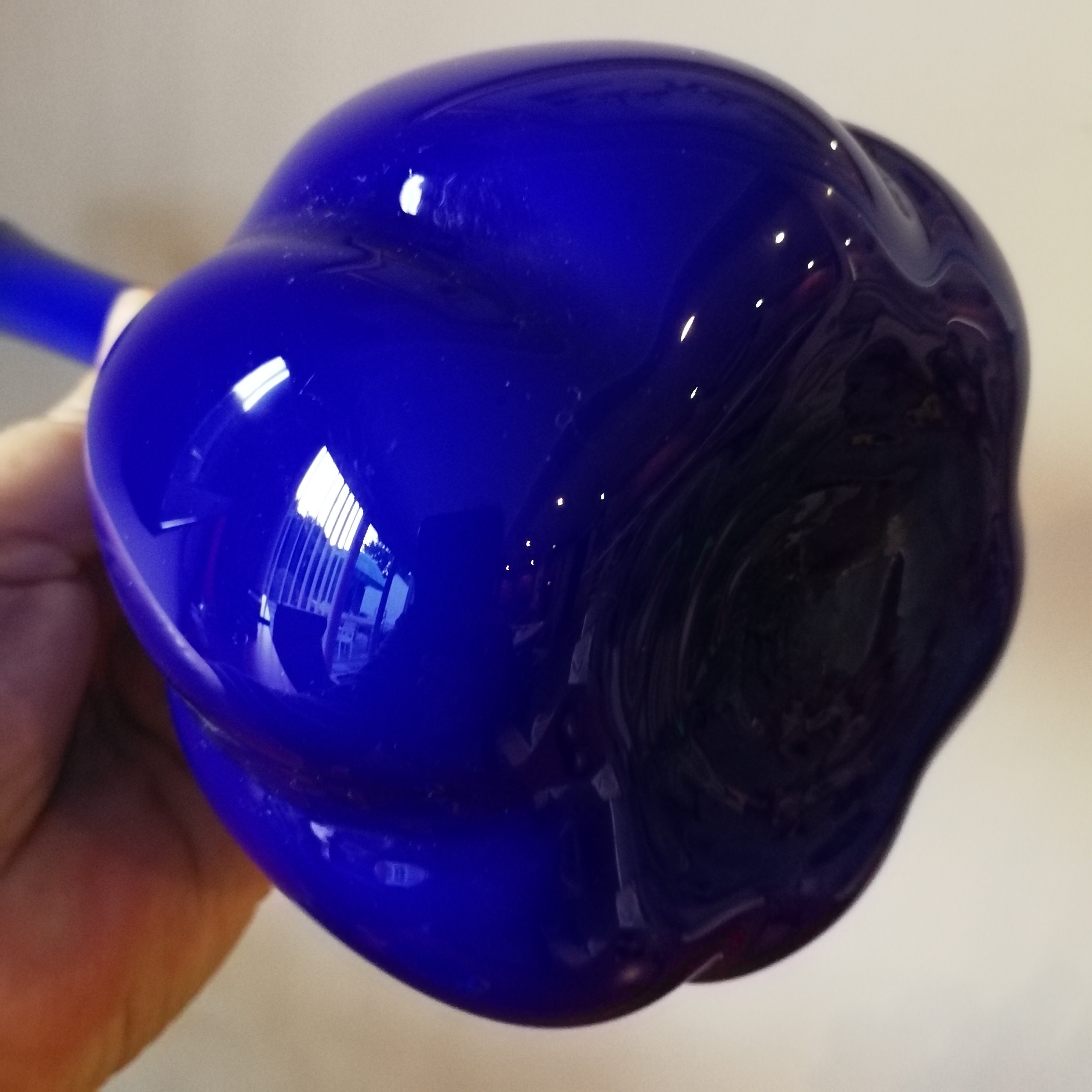 レトロな青いガラス花瓶: ミッドセンチュリーモダンスウェーデンの