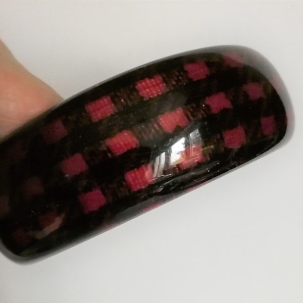 Bangle - Chunky plastic bangle retro red and black design chequered pattern