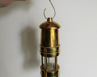 Wunderschön gefertigte kleine Bergarbeiter-Sicherheits-Davy-Lampe aus Messing mit Glasdisplay