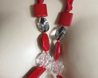 Halsband - halsband rött plast och genomskinliga pärlor