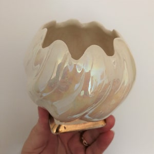Pretty vintage cream lustre posy vase orb deign vintage vase with gold detailing  lovely design with no damage