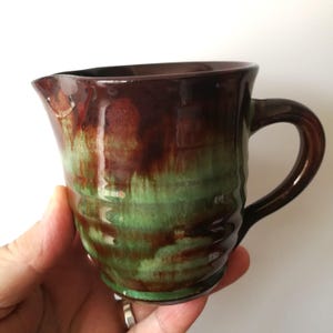 小さなウェールズのエウェニー陶器の水差し：スタジオ陶器のドリップ釉