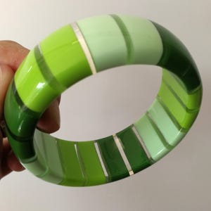 Armband: groen en helder gestreepte plastic armband met retrodesign-design sierraden