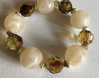 Bracelet - cream marbled and faceted amber plastic bead bracelet