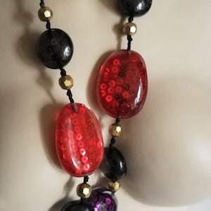 Große Rote & Violette Kunststoff Perlenkette: Retro Pailletten Design