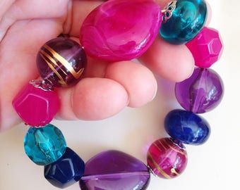 Bracelet  - pretty marbled plastic beaded elasticated bracelet pink blue purple red pebble shaped beads