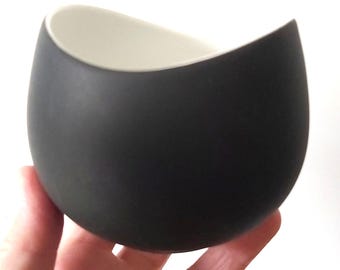 A fine porcelain sugar bowl designed in 1949 by Raymond Loewy for Rosenthal Charcoal asymmetrical design perfect condition