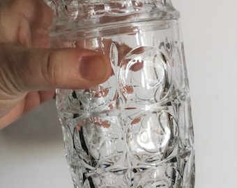 bocal de rangement vintage en verre taillé avec un motif géométrique original - idéal pour remplir quelque chose de beau pour Noël